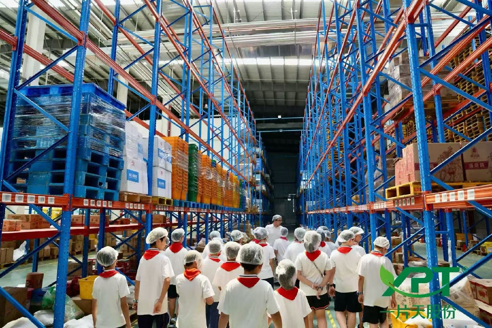 学校师生参观一片天总仓，了解食材仓储与食品安全管理